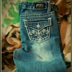 Earl flare jeans with beautiful design on back pocket ìn perfect condition